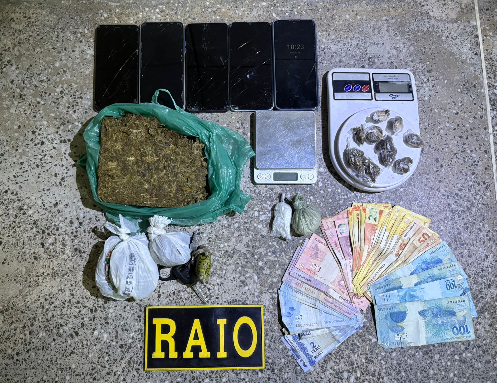 Policiais militares do Raio prendem em flagrante dois homens suspeitos de tráfico de drogas no bairro Mondubim